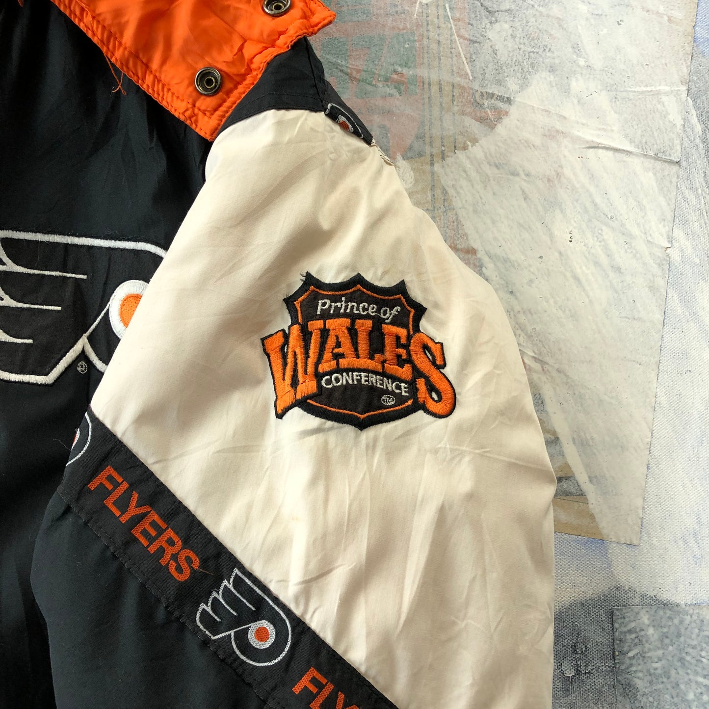 NHL Philadelphia Flyers 90s Pro Player Prince Of Wales Conference Puffer Hooded Zip Jacket M