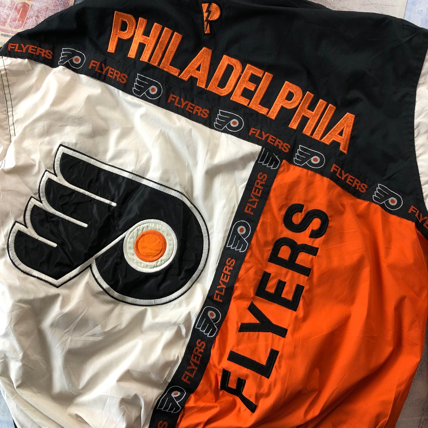 NHL Philadelphia Flyers 90s Pro Player Prince Of Wales Conference Puffer Hooded Zip Jacket M